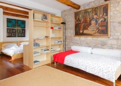 Center-Popolo: Modern, renovated 1 Bedroom, bath, kitchen. Parquet floors, bright, silent, located in beautiful villa near center, park, transport. Ref 847