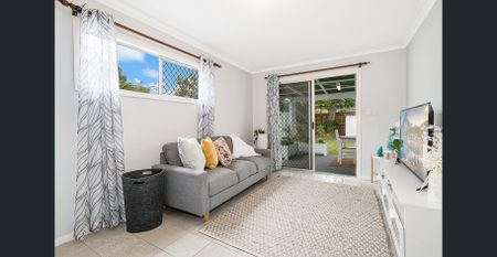 FAMILY HOME JUST A STONES THROW FROM THE SHORE! - Photo 3