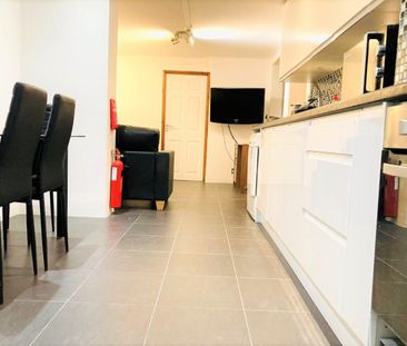 3 Bed End Terrace, Dupont Road, SW20 - Photo 3
