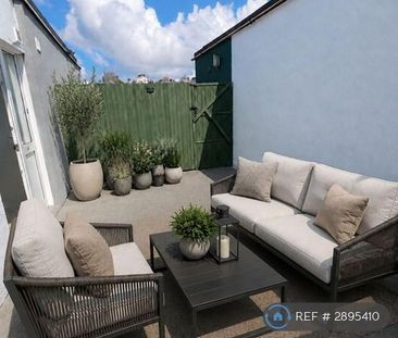 2 bedroom penthouse to rent - Photo 4