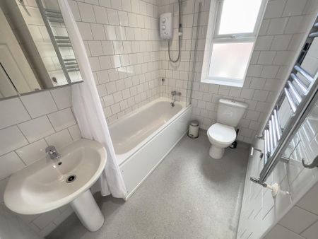 1 bedroom in a house share to rent - Photo 4