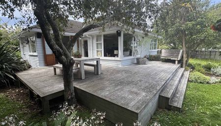 EXCEPTIONALLY PRESENTED 3x BEDROOM FAMILY HOME: - Photo 4