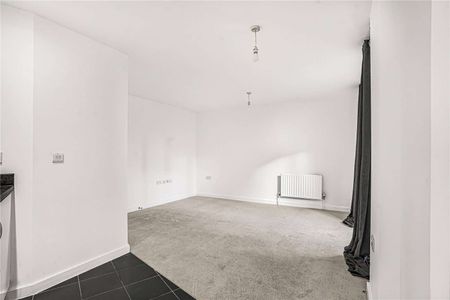 Freshly decorated two bedroom, two bathroom property on the ground floor of a popular development. - Photo 2