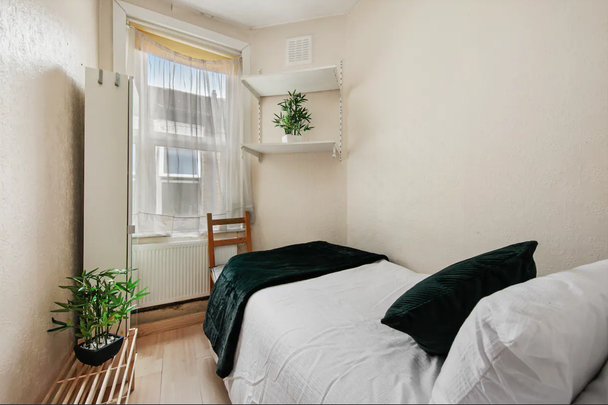 1 bedroom in a house share to rent - Photo 1