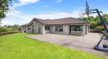 Spacious Family Home with Stunning Valley Views - Photo 3