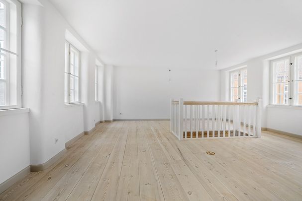 Spændende lejlighed i to plan i imponerende ejendom - Photo 1