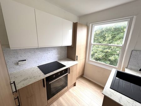 A Newly Refurbished Two Bedroom Apartment - Photo 3