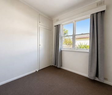 3 Bedrooms, Multiple Living Zones - 8 Month Rental - Photo 4