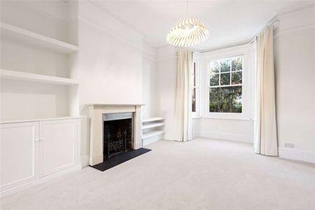 A lovely family home with grand proportions and a wider than average west facing garden. - Photo 2