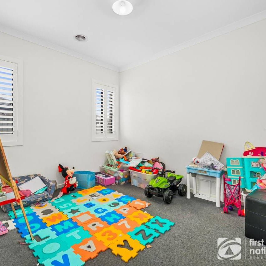 Spacious Four-Bedroom Home with Solar & Side Access - Photo 1