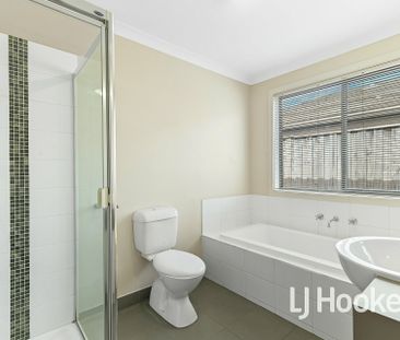 Devine Home On Devine Drive! - Photo 4