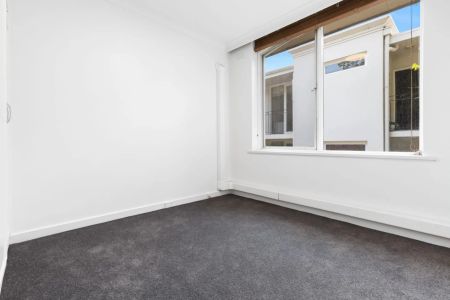 Spacious Two-Bedroom Apartment in Prime Toorak Location - Photo 3