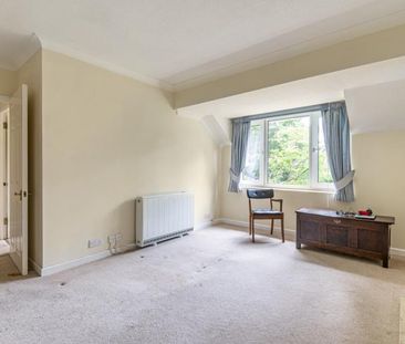 West Court, Burpham, GU4 - Photo 4