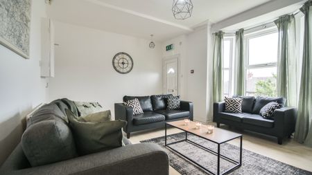 Fantastic 7 Bed House Share in Burley! Room 4 - Photo 4