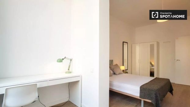 Room in a shared 7-bedroom apartment for rent in La Nova Esquerra de l'Eixample, professionals or solo individuals only. - Photo 1