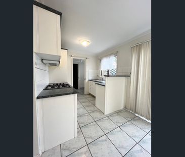 Spacious Townhouse in Prime Location - Photo 5