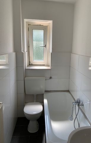 Bezugsfertige 1-Zimmer-Wohnung in Herne Mitte zu besichtigen, mit Tapete und Laminatboden. - Photo 4