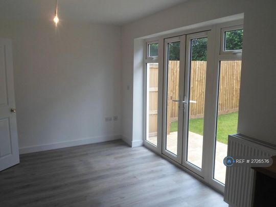 5 bedroom semi-detached house to rent - Photo 1