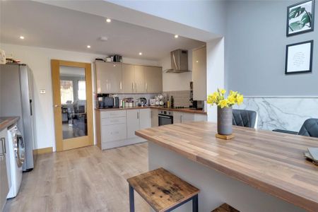 2 bedroom semi-detached house to rent - Photo 4