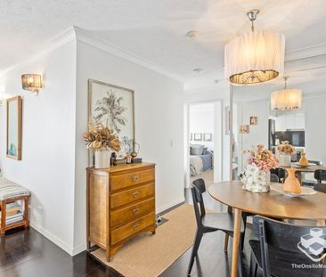 Stunning Views - Massive Balcony - Beautiful Apartment - Photo 3