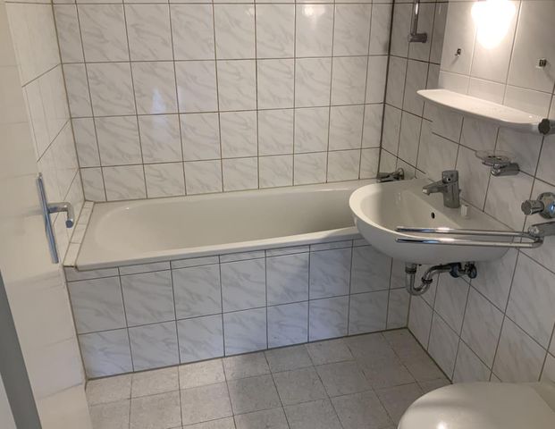 Erdgeschoss mit Badewanne und Balkon - Foto 1