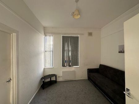 3 bedroom flat to rent - Photo 2