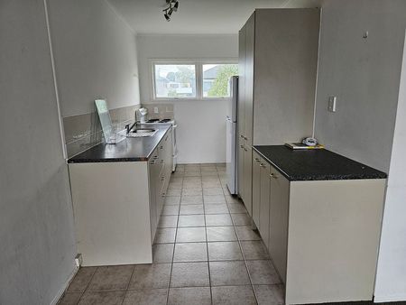 Charming 2BR Home in Papatoetoe - Photo 2