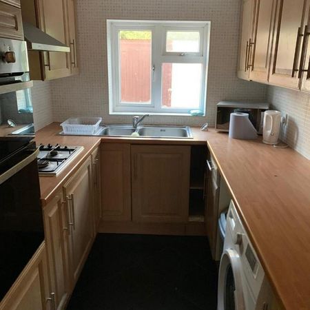 1 bedroom in a house share to rent - Photo 3