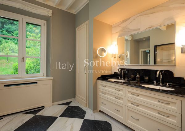 Prestigious villa with panoramic pool in the Lucchese hills