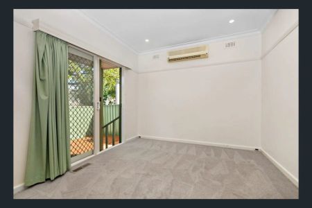 Cute Two-Bedroom Home on a Compact, Low-Maintenance Allotment - Photo 3