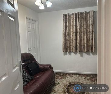 4 bedroom semi-detached house to rent - Photo 2