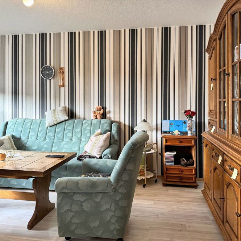 Gemütliche 2ZKB Dachgeschosswohnung mit EBK & Balkon in zentraler Sackgassenlage der Stadt Wiesmoor - Photo 1