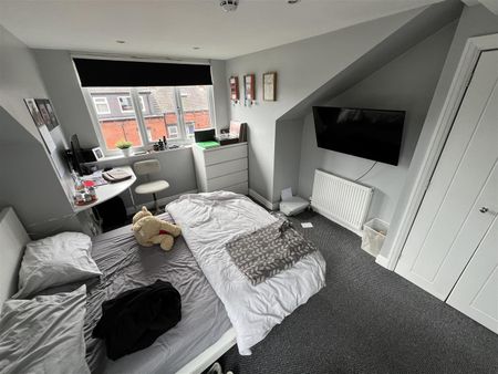 Kirkstall Lane, Headingley, LS6 3EJ, Leeds - Photo 3