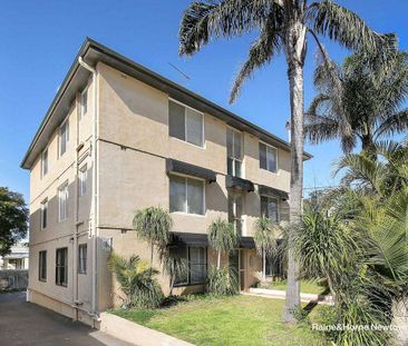 Ground floor unit with car space ! - Photo 2