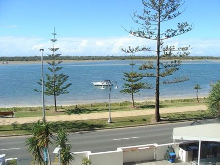 1 bedroom apartment overlooking the Broadwater - Photo 2