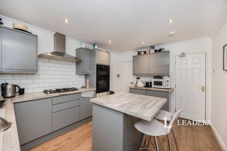 1 bedroom in a house share to rent - Photo 2
