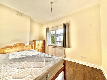 2 bedroom end of terrace house to rent - Photo 2