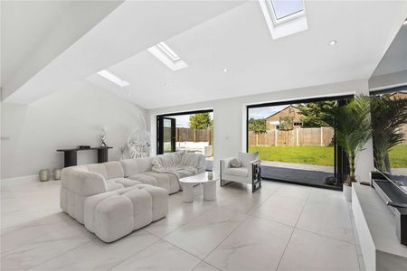 An immaculately presented detached family home extending to over 2,500 sq ft - Photo 2
