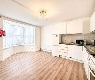 Goldbeaters Grove, Edgware, HA8 - Photo 6