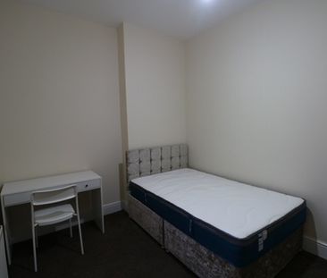 6 Bedroom Terraced To Rent in Lenton - Photo 2