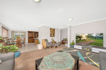 Perfect Family Home in Tarneit's Huntingfield Estate! - Photo 2