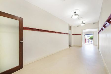 Duplex Sized, Renovated Apartment with Harbour Glimpses - Photo 5