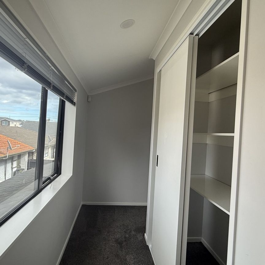 Four Beds Townhouse with 2 parking - Photo 1