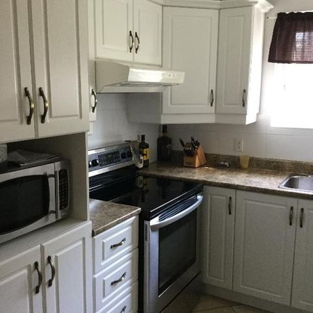 Rosemont - Superbe 4 1/2 à aire ouverte, situé juste en face de l'Hôpital Santa Cabrini. - Photo 4