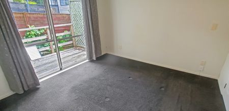 Fabulous 2 bdrm/double garage stand alone home - Photo 4