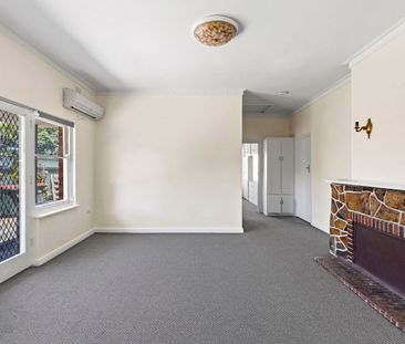 City, Bay, Shops & Transport all at your doorstep! - Photo 2