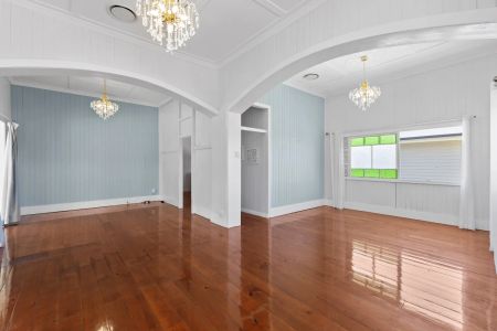 Stunning traditional Queenslander, walk to beach - Photo 2