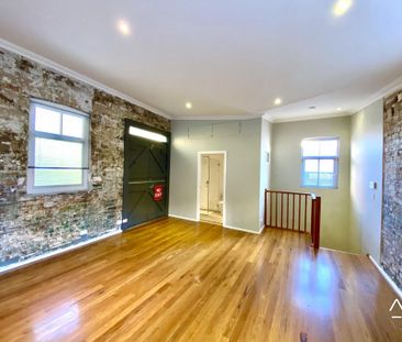 Spacious Studio Apartment in the Heart of Newtown - Photo 3