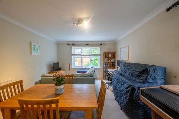 2 Bed Flat, Beaumont Court, SW19 - Photo 1