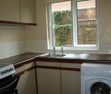 2 bedroom ground floor flat to rent - Photo 2